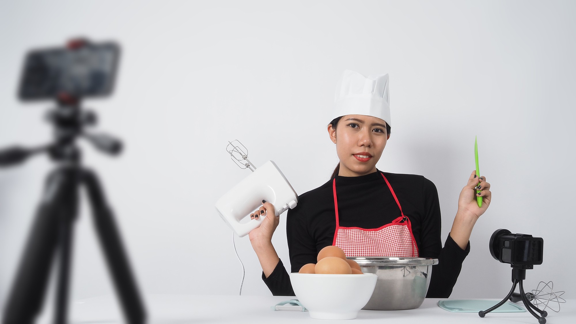 Chef teaching a modern kitchen lesson